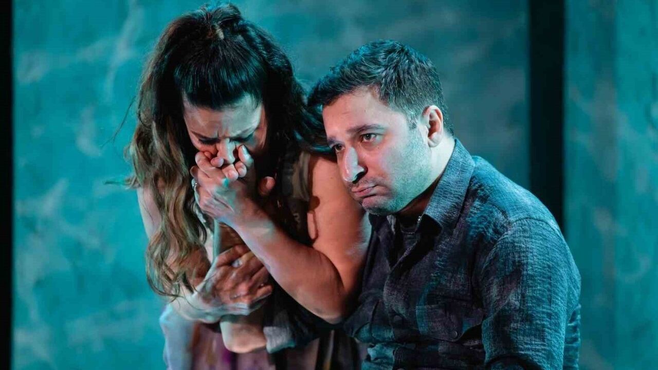 Kocaeli Şehir Tiyatroları 'Unutmak' ile sahnede etkiledi