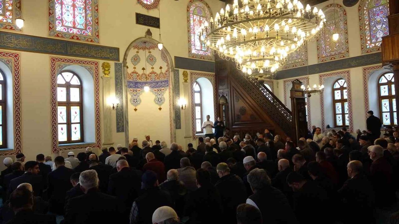 Kocaeli Valisi İlhami Aktaş, İzmit Fevziye Camii'nde Okunan Mevlide Katıldı