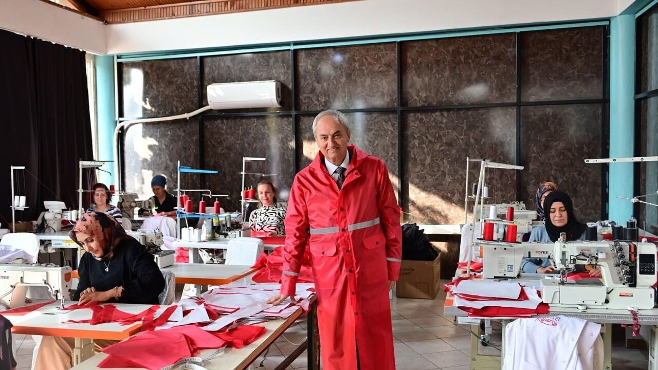 Kocagöz tekstil atölyesindeki yağmurlukları test etti