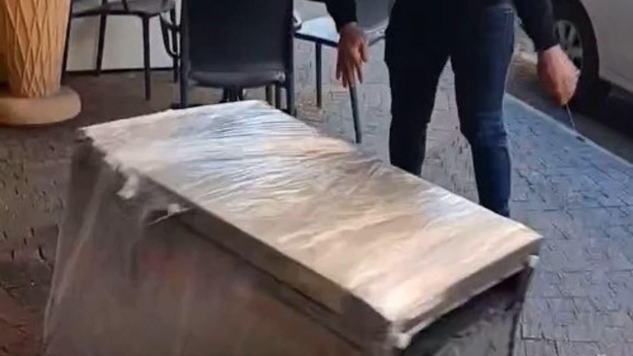 Koçarlı'da müşteri, teşhir olduğunu iddia ettiği bulaşık makinesini mağaza önünde yere attı