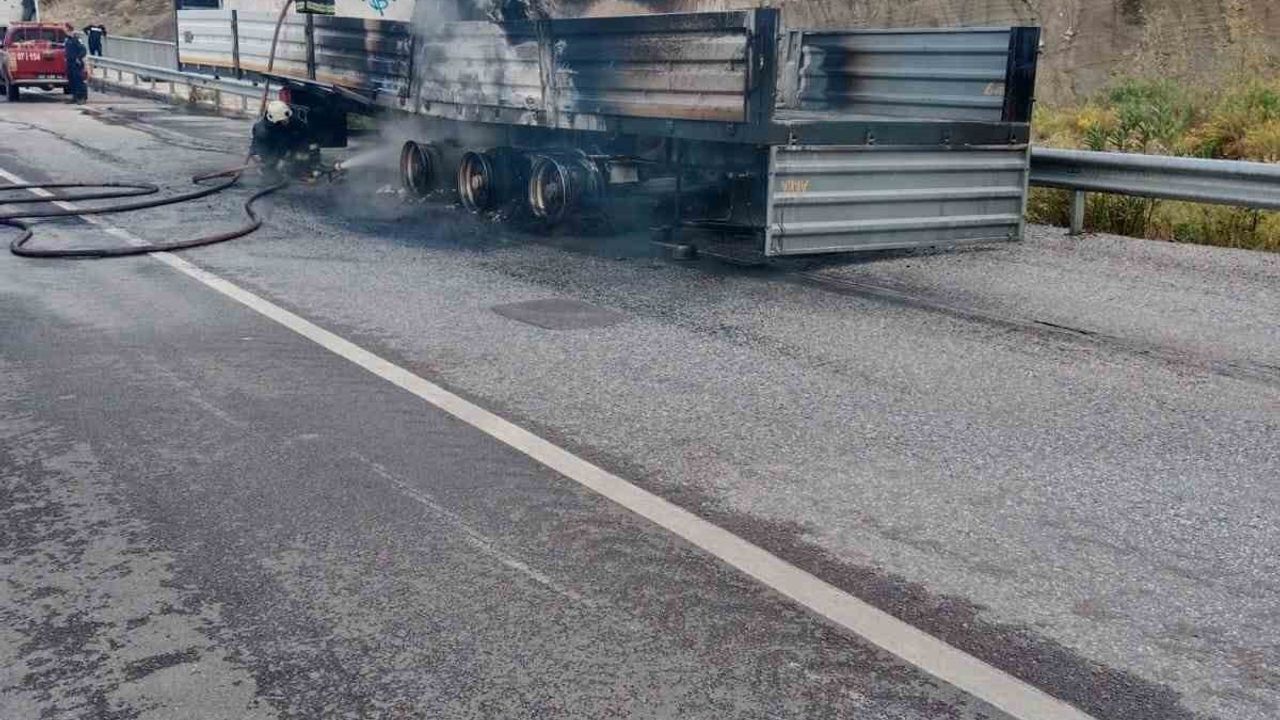 Konya-Antalya D-687 yolunda mermer yüklü tırın dorsesi yandı