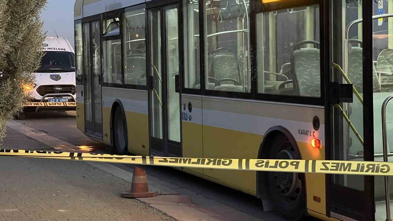 Konya'da belediye otobüsünde bıçaklı saldırı: 21 yaşındaki genç ağır yaralandı