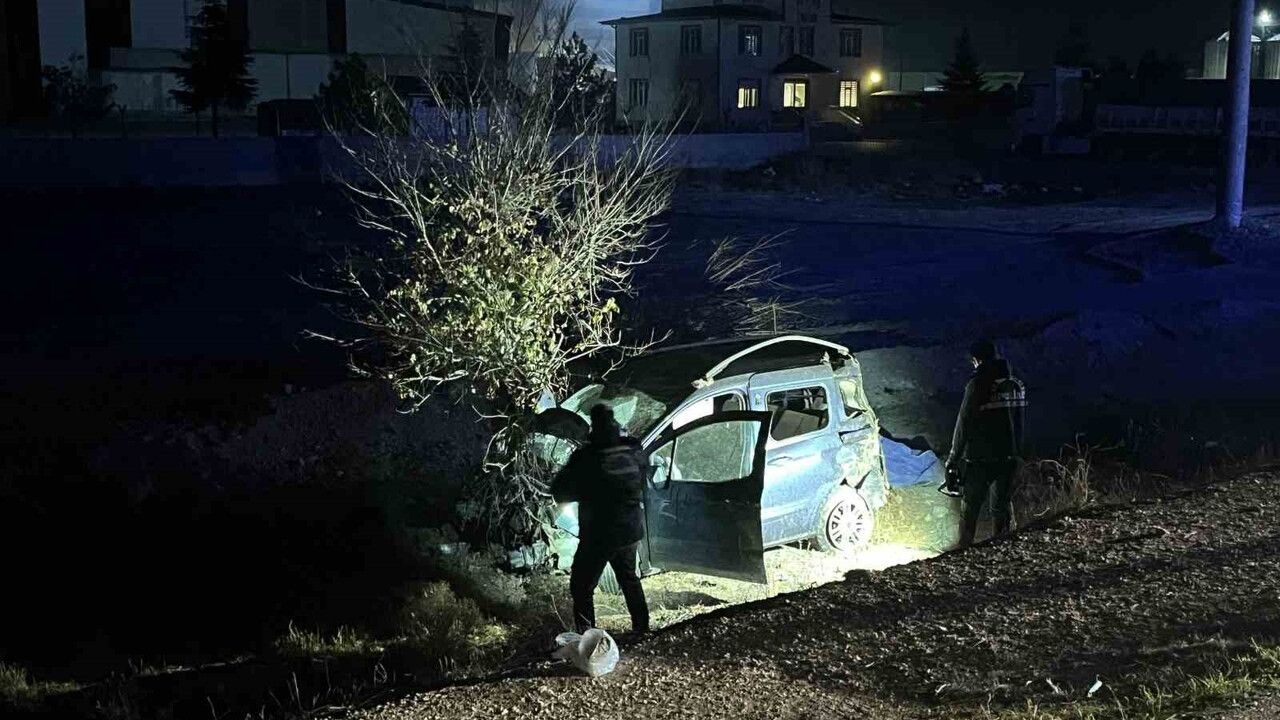 Konya'da hafif ticari araç şarampole devrildi: 1 ölü, 3 yaralı