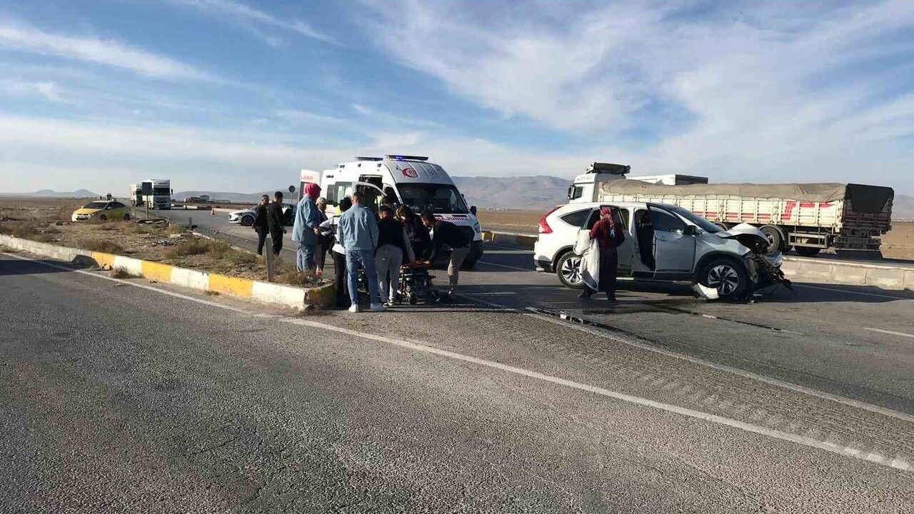 Konya Ereğli’de kamyonet ile SUV çarpıştı: 3’ü çocuk 7 yaralı