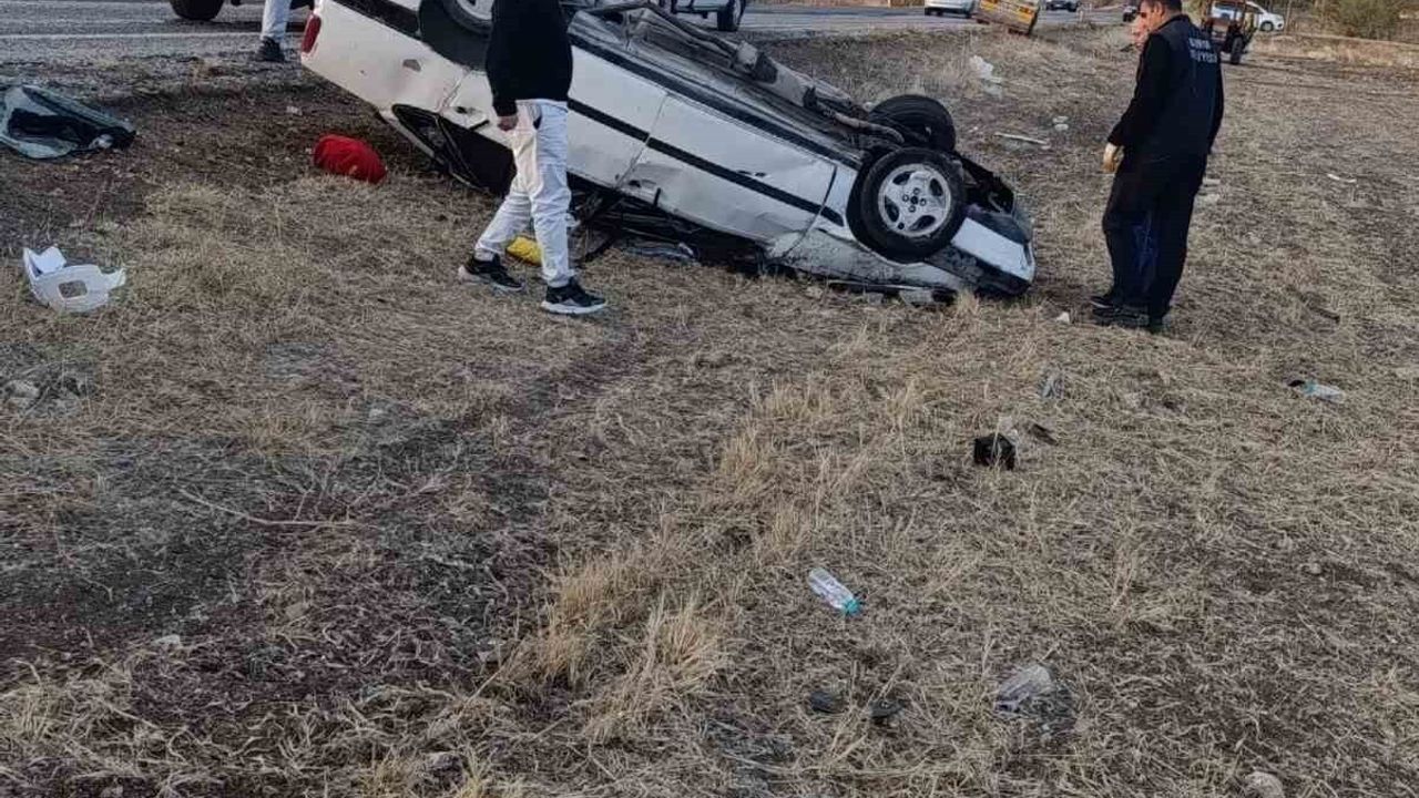 Konya Hüyük'te otomobil araziye devrildi: 5 yaralı