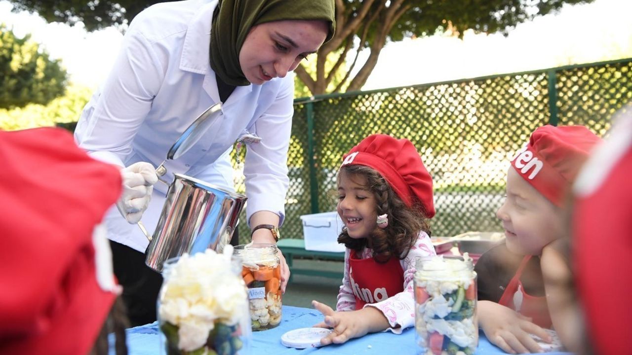 Konyaaltı'nda Miniklerden Turşu Kurma Etkinliği