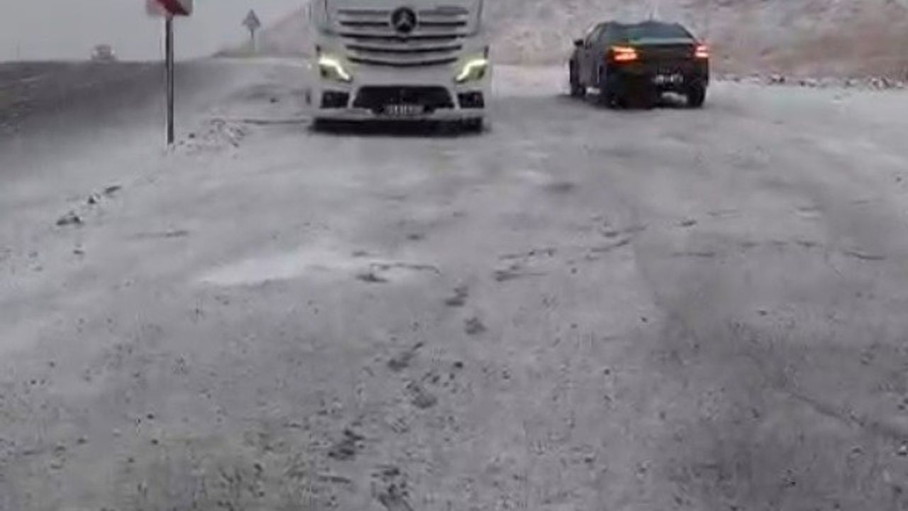 Kop Dağı Geçidi yeniden karla örtüldü