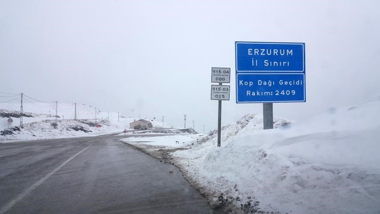 Kop Dağı'nda aralıklı kar: sürücüler dikkatli ilerliyor