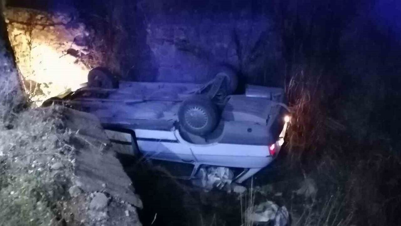 Köpeğe çarpmamak için manevra yapan otomobil kanala düştü: 1 yaralı