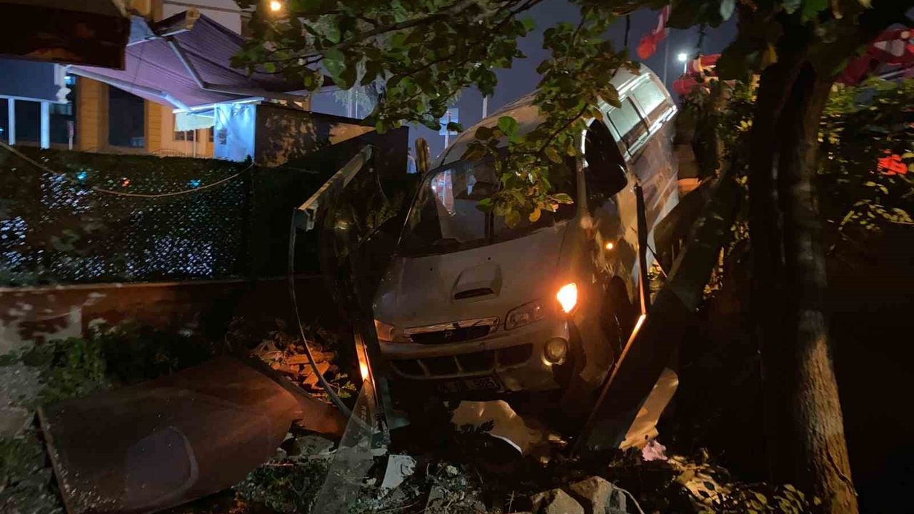 Körfez’de Virajı Alamayan İki Araç Çarpıştı: Panelvan Ev Bahçesine Girdi, 1 Yaralı