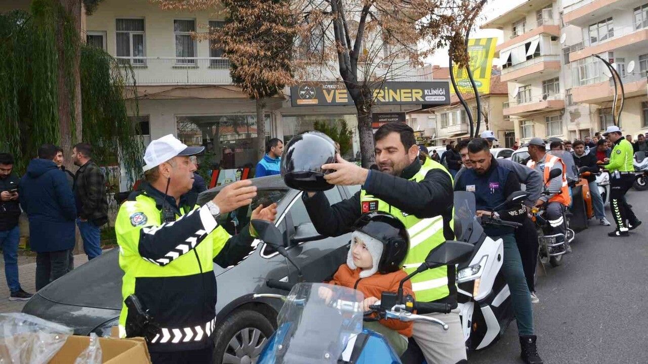 Korkuteli'nde motosiklet sürücülerine ücretsiz kask dağıtımı