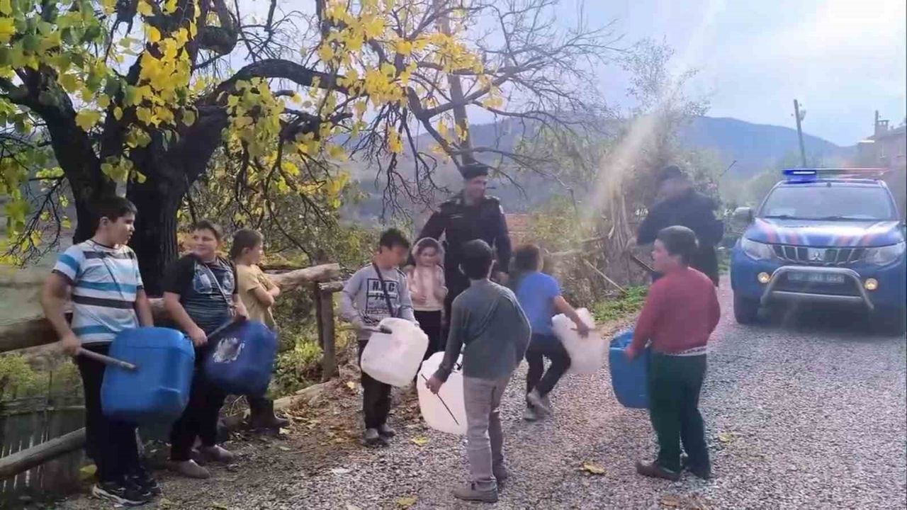 Köy Çocuklarının Bidonlu 'Yasemen' Sürprizi Jandarmayı Duygulandırdı