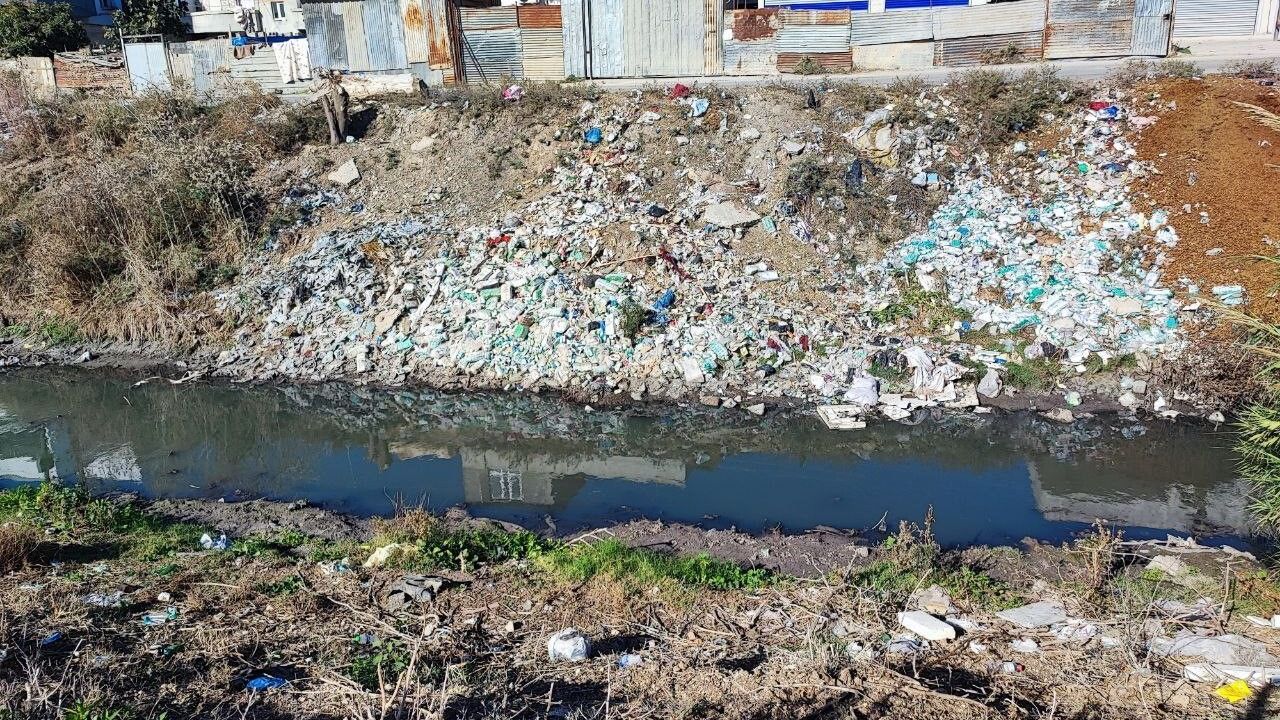 Koza Mahallesi'nde açık atık su deresi mahalleyi perişan ediyor