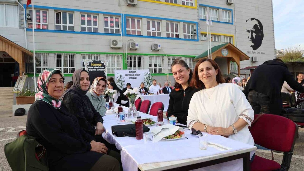 Kozan'da okul bahçesinde Adana usulü Öğretmenler Günü