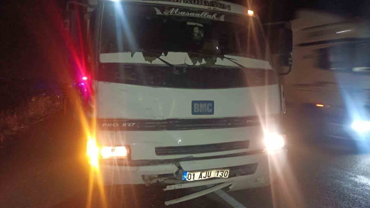 Kozan'da üç araçlı zincirleme kaza: 2 kişi yaralandı