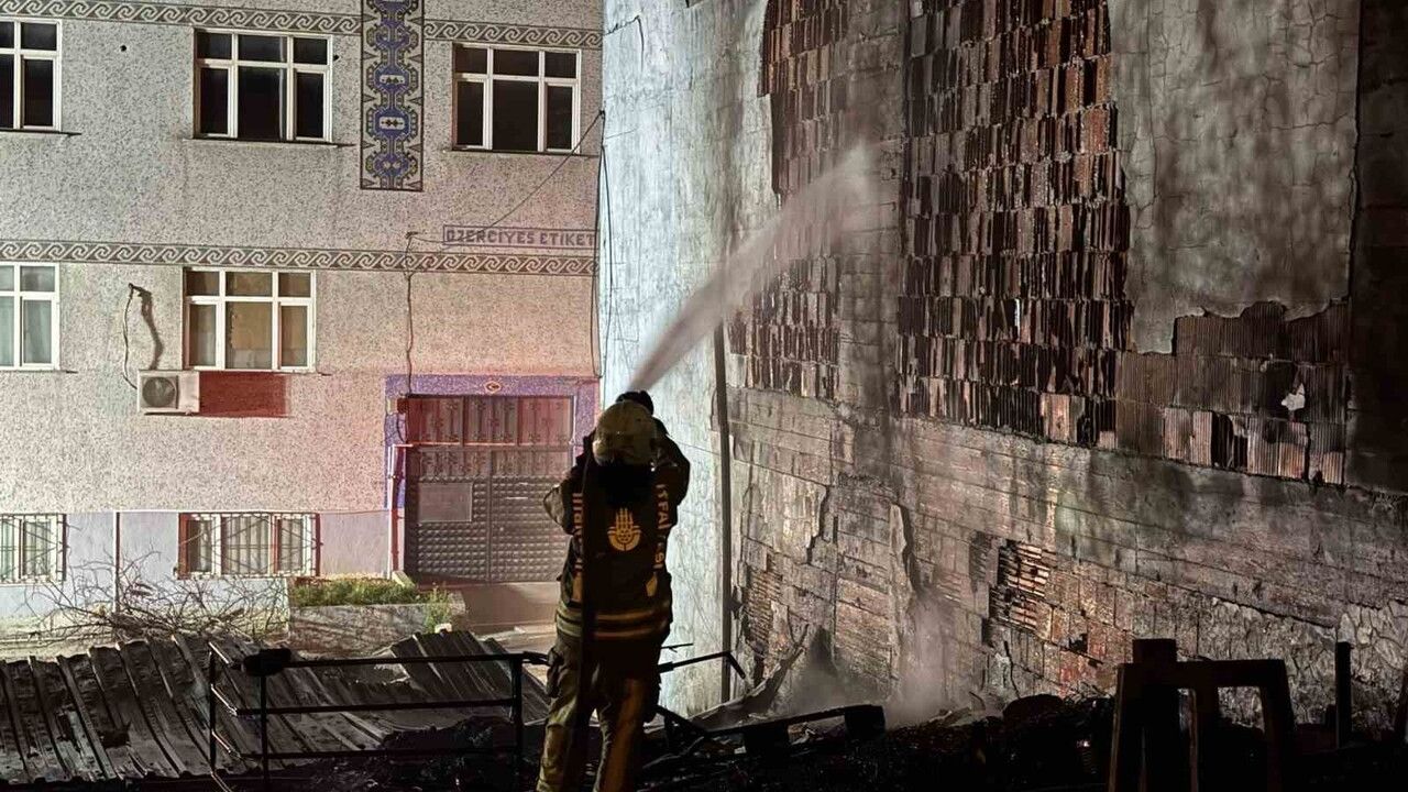 Küçükçekmece'de geri dönüşüm tesisi yandı, tesis kullanılamaz hale geldi