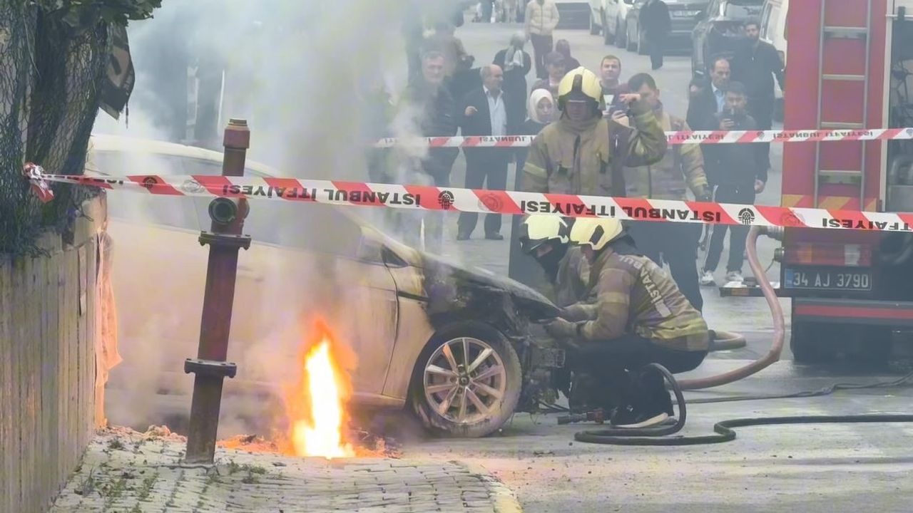 Küçükçekmece'de yer altı elektrik kablosu patladı, park halindeki otomobil yandı
