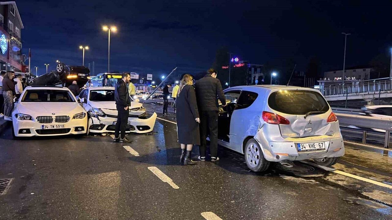 Küçükçekmece E-5 yan yolda zincirleme kaza: 3 yaralı