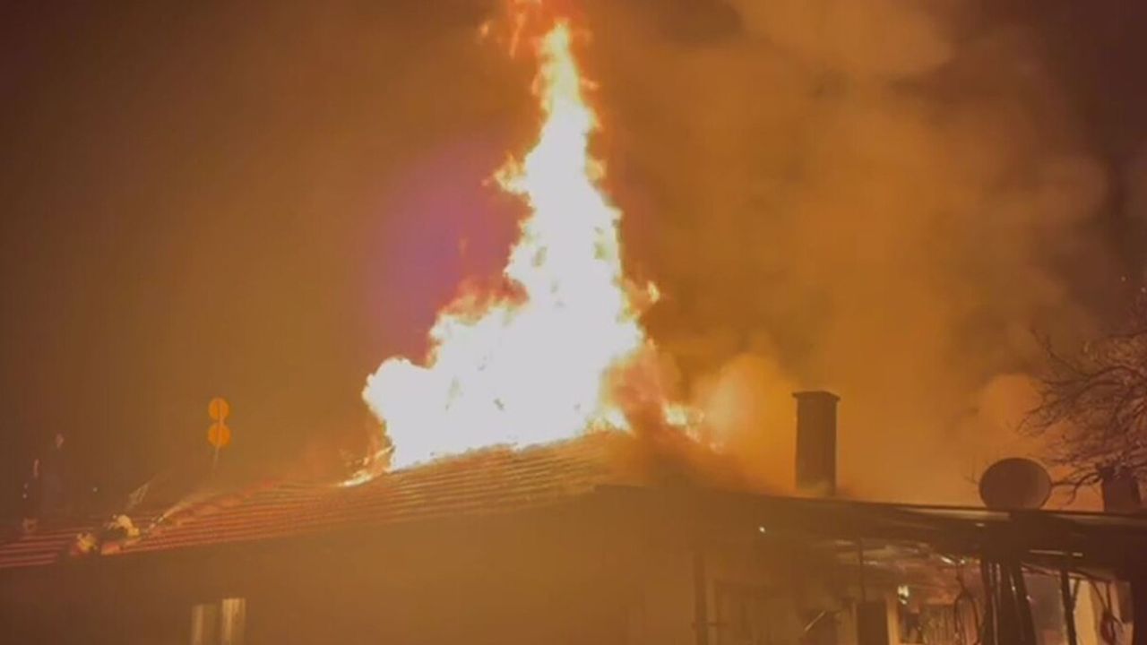 Kula'da gece çıkan yangın: İki kişi yaralandı, iki yapı hasar gördü