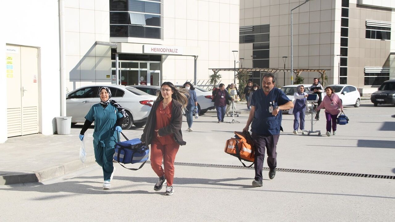 Kula Devlet Hastanesi'nde gerçeğini aratmayan deprem tatbikatı