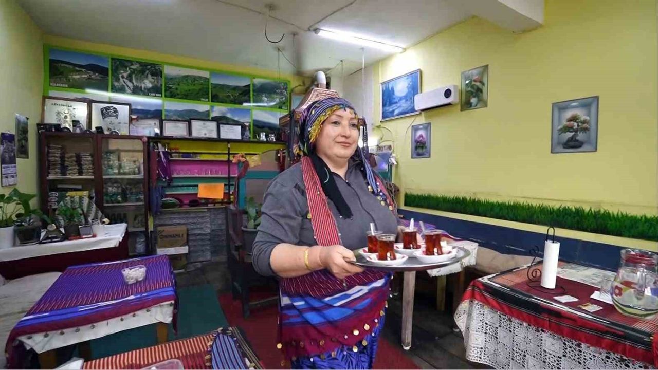 Kulakkaya Yaylası'nda 47 yaşındaki Naciye Ateş'in yayla çay ocağı