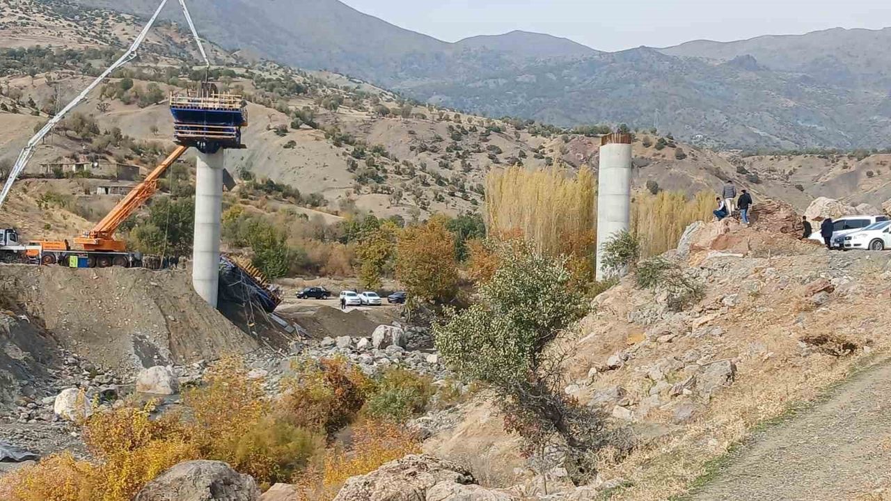 Kulp'ta köprü inşaatı çöktü: 4 yaralı, 2 kişi enkaz altında