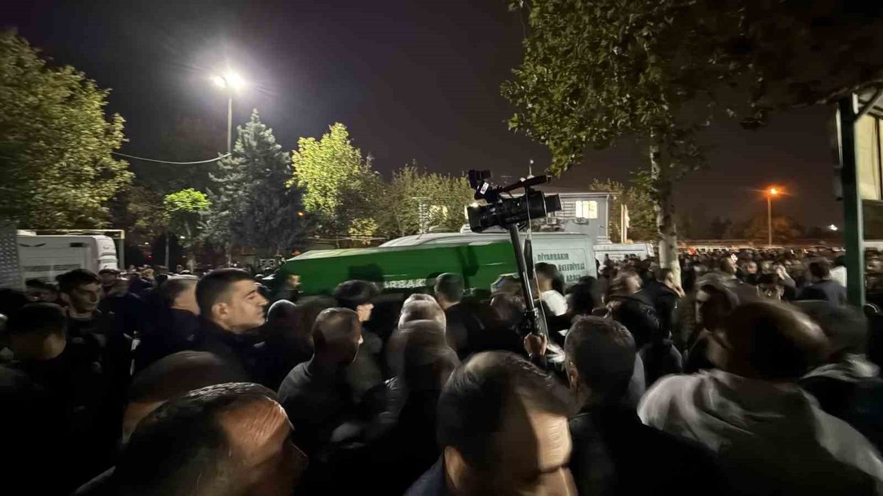 Kulp'ta viyadük inşaatında iskelenin çökmesi sonucu 4 kişi defnedildi