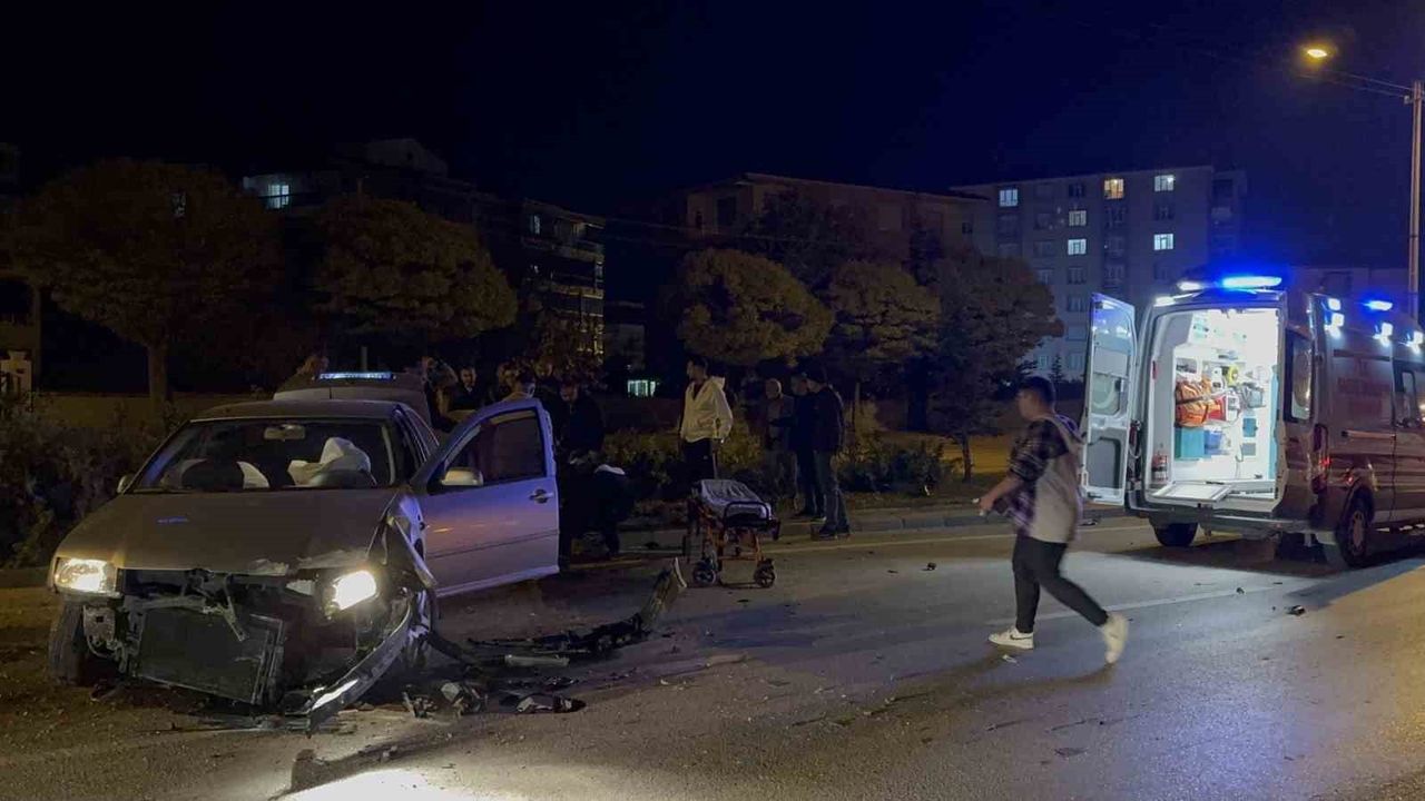 Kulu'da refüje çarpan otomobilin sürücüsü yaralandı