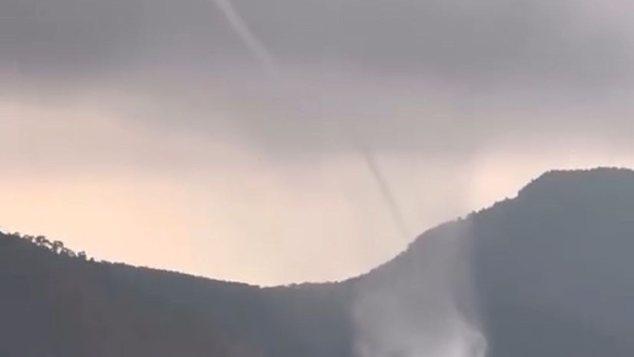 Kumluca açıklarında aynı anda iki hortum görüldü