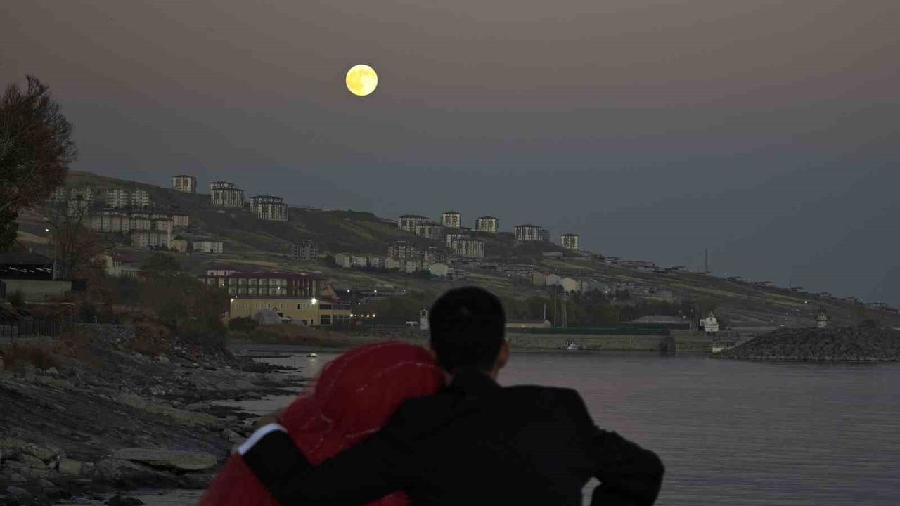 Kunduz Süper Ay Ahlat’ta Görsel Şölen Yarattı