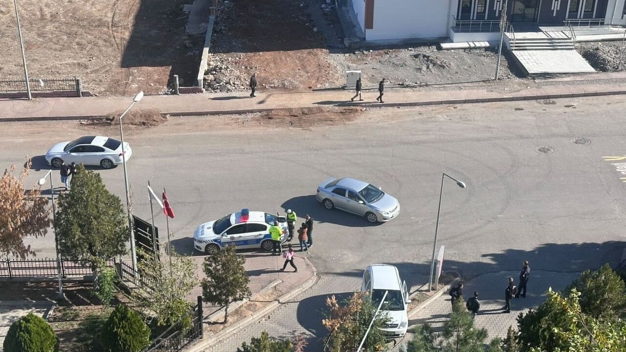 Kurtalan’da hastane girişinde sürücü refüje çıktı