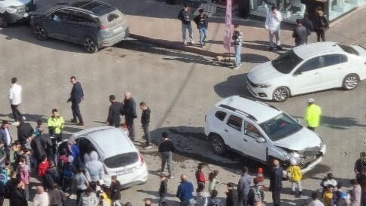 Kurtalan’da iki otomobil çarpıştı: 1 yaralı