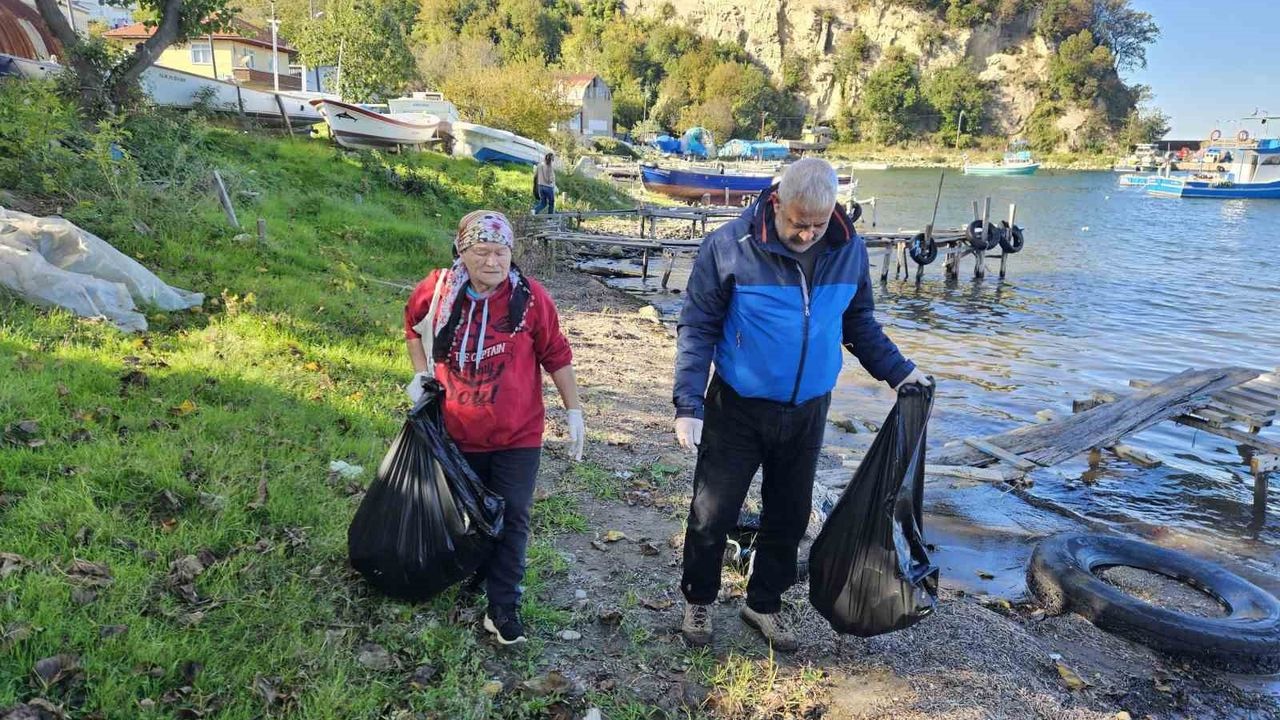 Kurucaşile'de Farkındalık İçin Çöp Toplama Etkinliği Düzenlendi