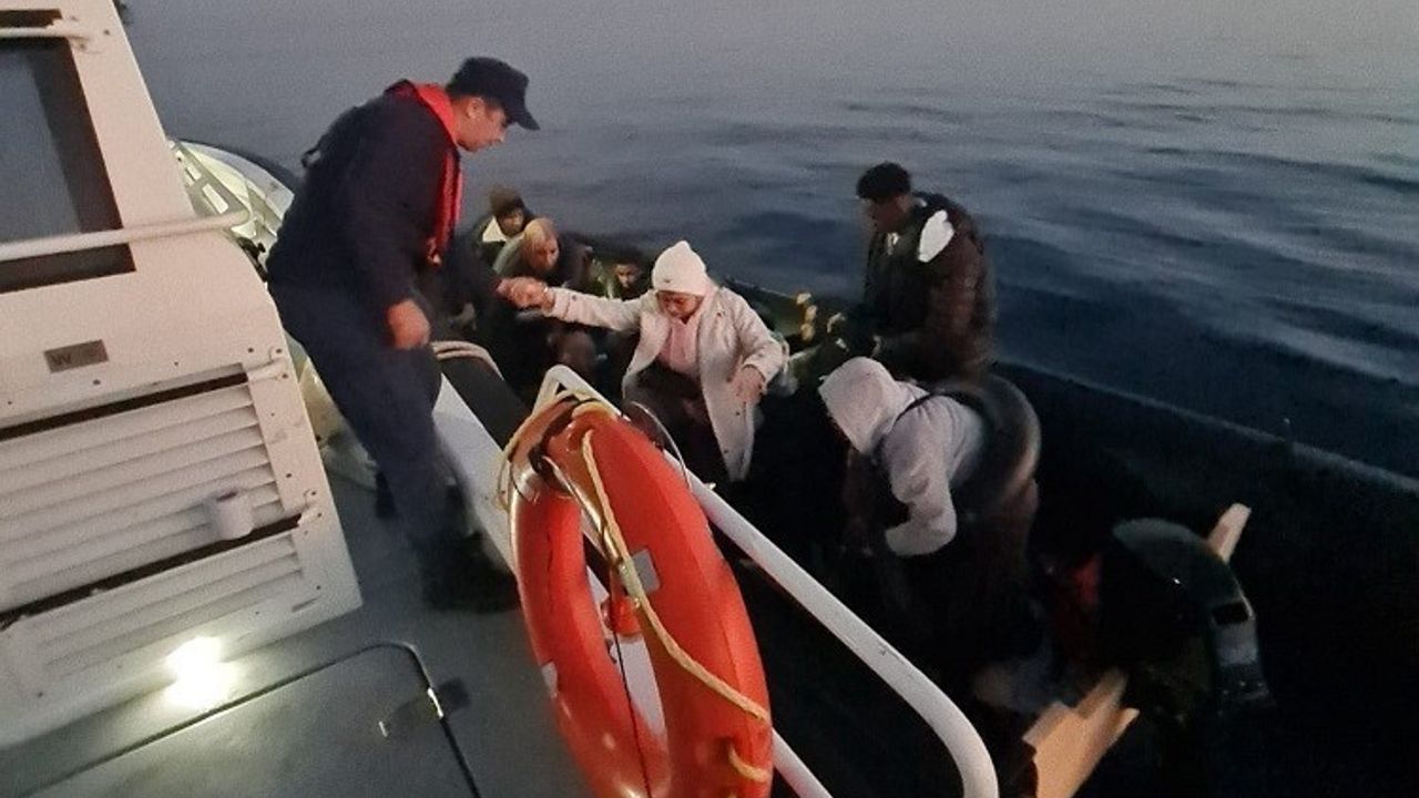 Kuşadası açıklarında 14 düzensiz göçmen yakalandı