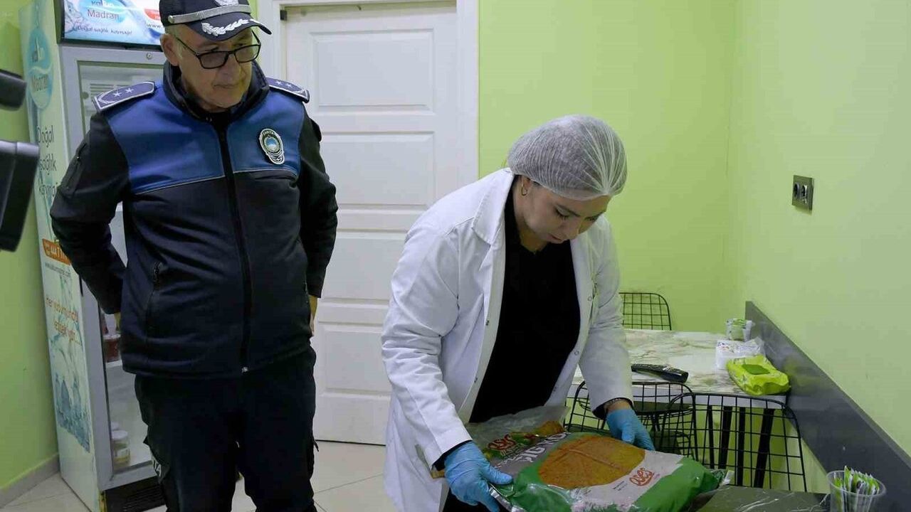 Kuşadası Belediyesi denetimlerini sıklaştırdı: Son kullanma tarihi geçmiş kimyasallar ve gıdalar imha edildi