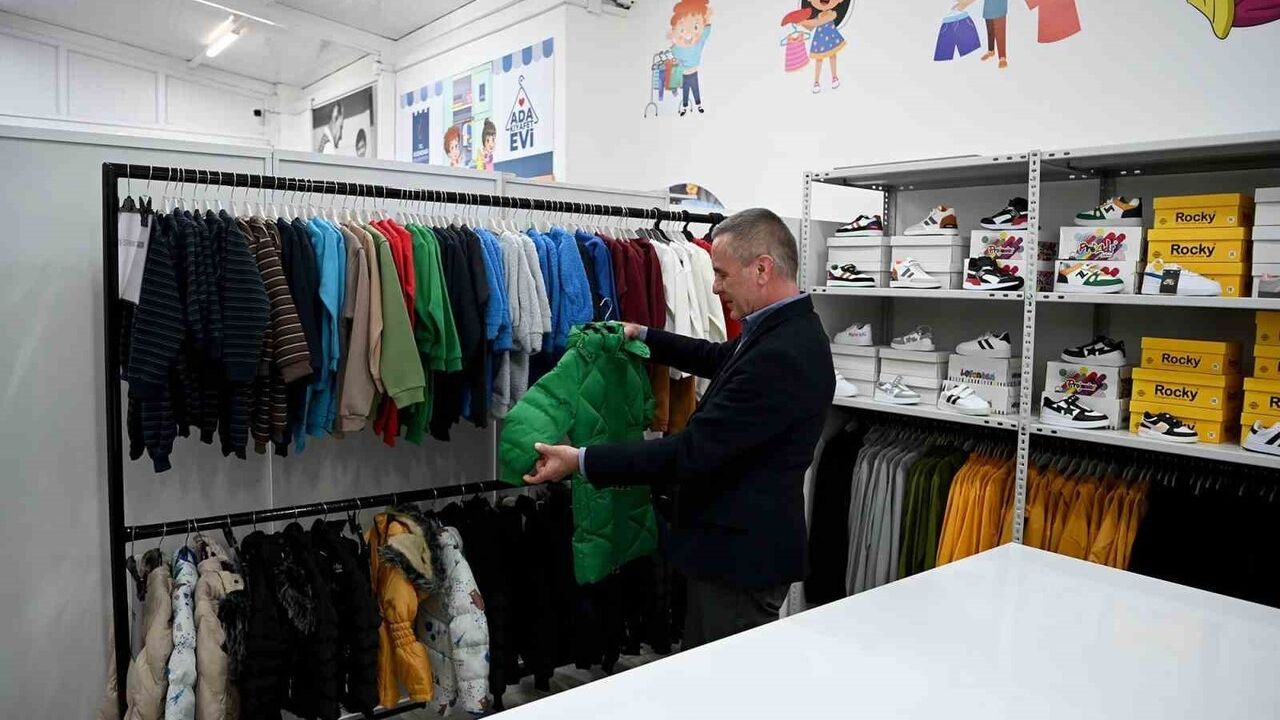 Kuşadası'nda Ada Kıyafet Evi hizmete girdi