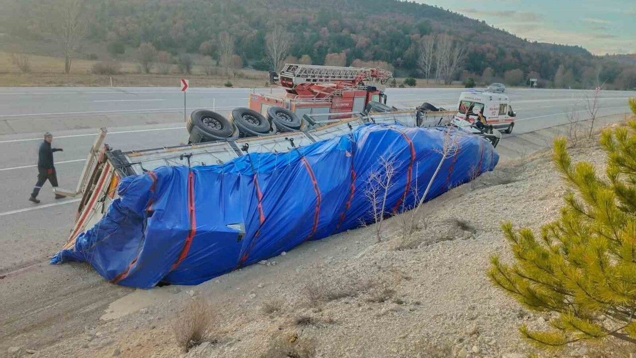 Kütahya Altıntaş'ta tır devrildi: 1 yaralı