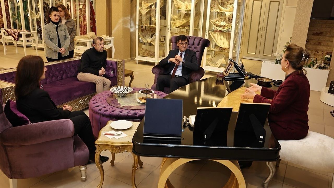 Kütahya Belediye Başkanı Kahveci, Sanat Galerisi’nde ustaları ziyaret etti