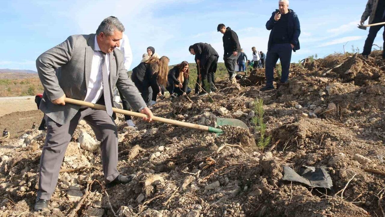 Kütahya'da 100. Yıl Eğitim Ormanı'na fidan dikimi yapıldı