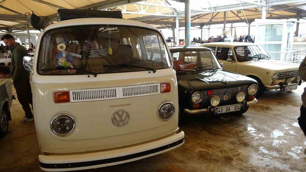 Kütahya'da 34. Antika Pazarı: Klasik Araba Sergisine Yoğun İlgi