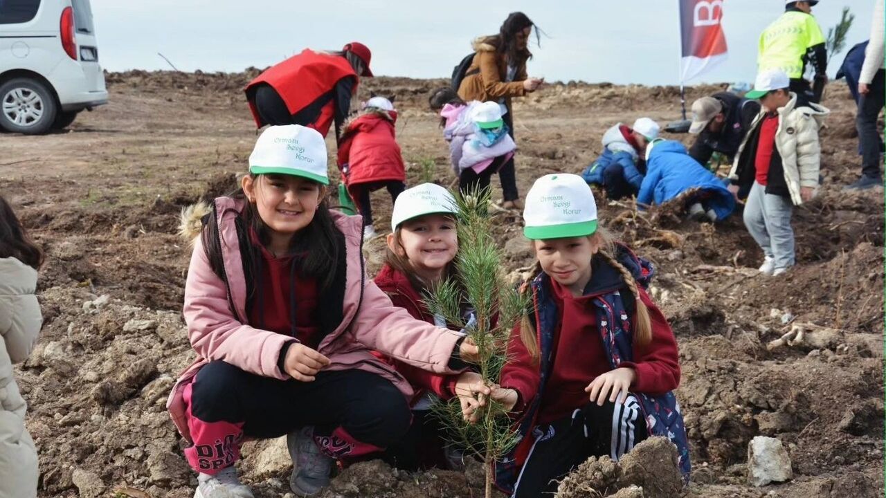 Kütahya'da 350 fidan şehitler için toprakla buluştu