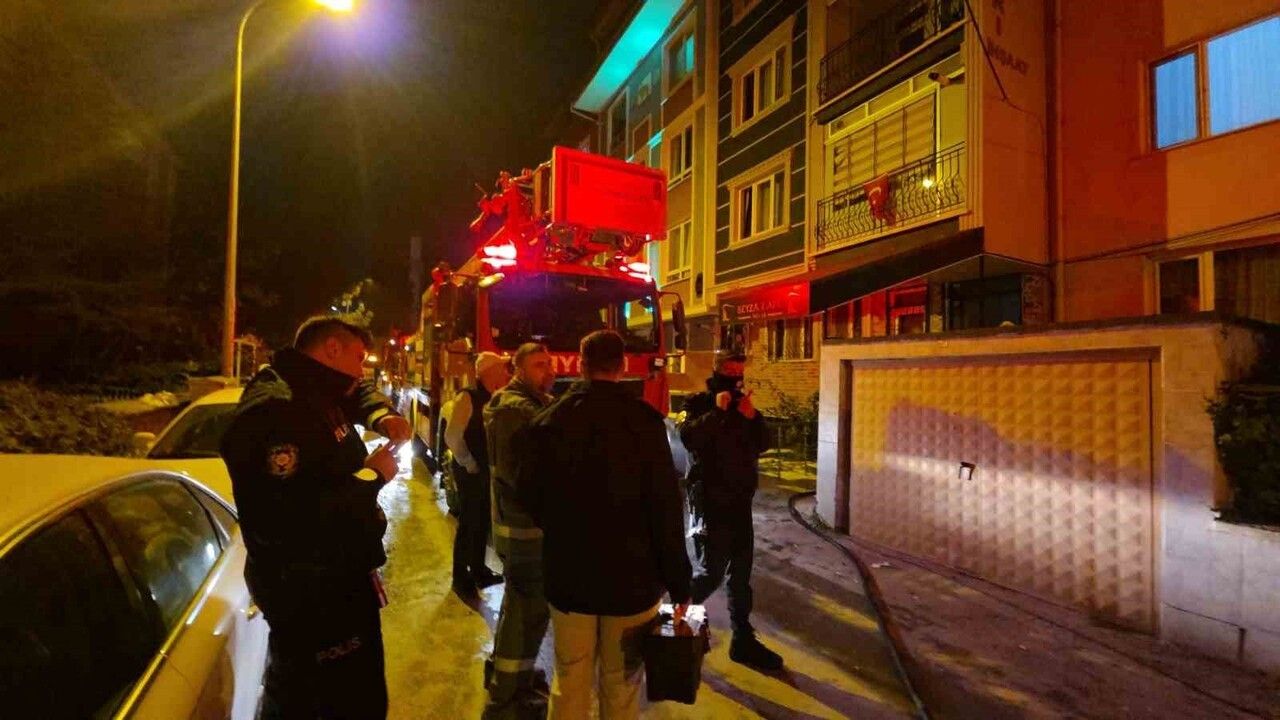 Kütahya'da 5 katlı binanın teras katında çıkan yangın kontrol altına alındı