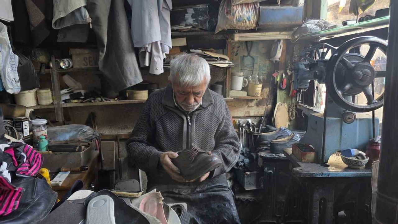 Kütahya’da 65 yıllık ayakkabı ustası Mehmet Ersulak: Meslek tükeniyor