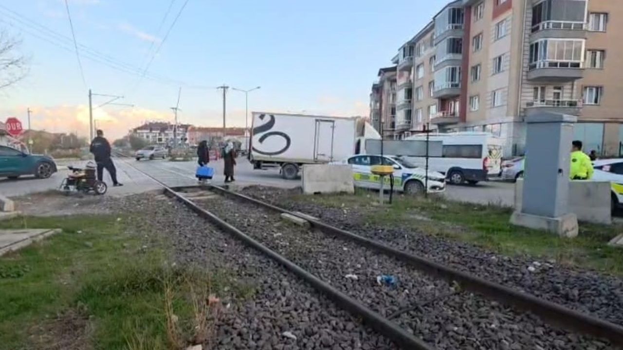 Kütahya'da hemzemin geçitte akülü araç devrildi: 26 yaşındaki sürücü yaralandı