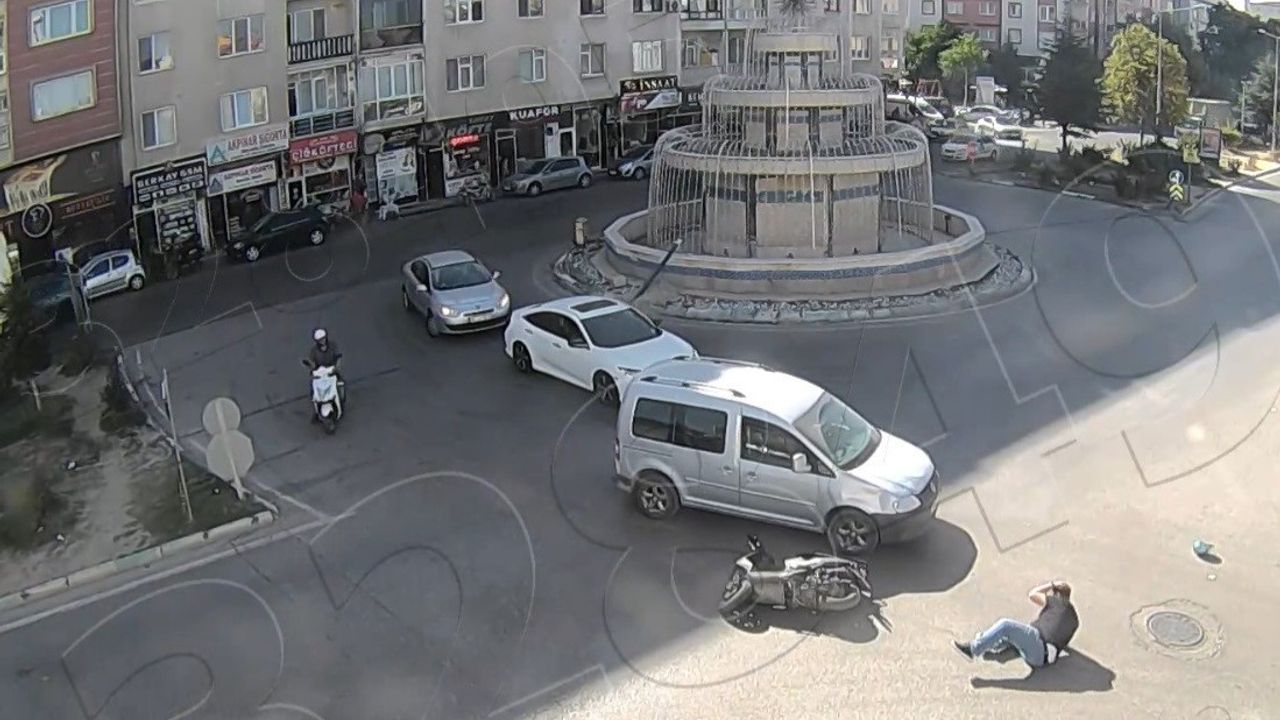 Kütahya'da iki motosiklet kazası güvenlik kameralarına yansıdı