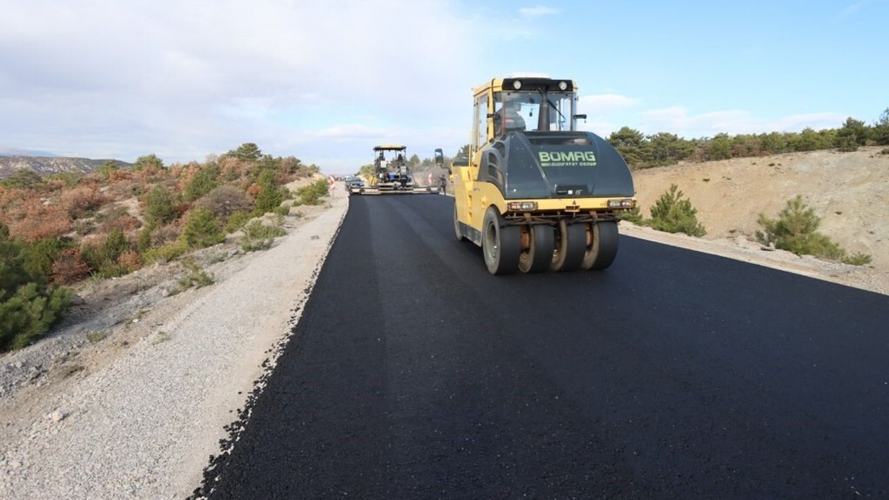 Kütahya'da köy yollarında BSK asfalt çalışmaları sürüyor