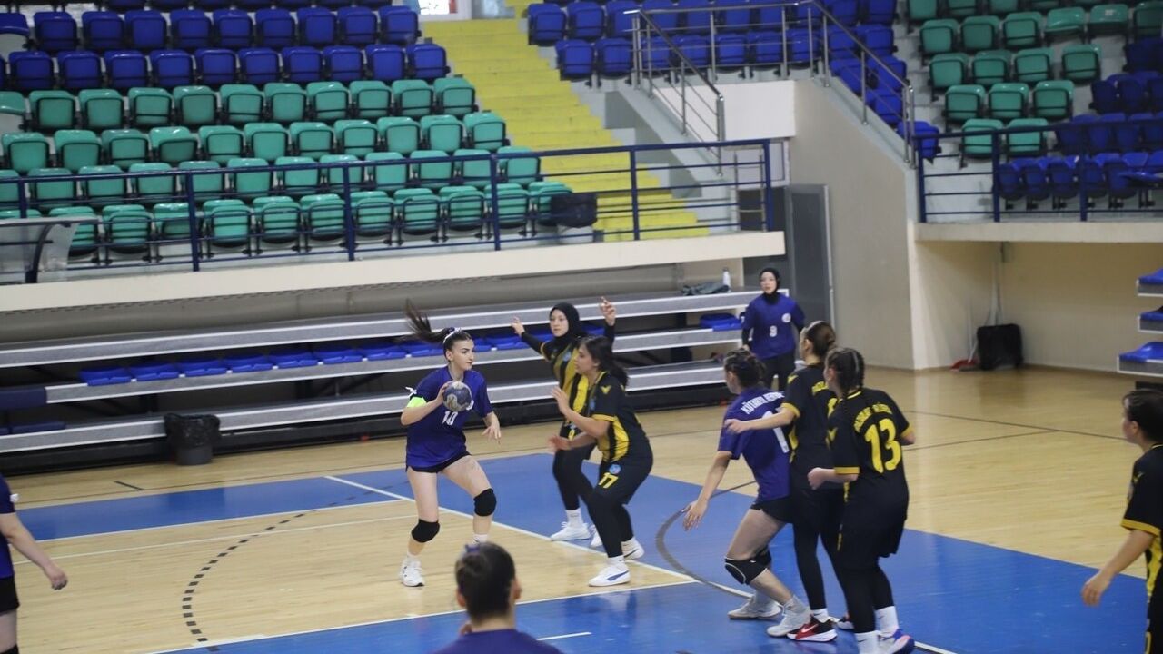 Kütahya'da Okullar Arası Genç Kızlar Hentbol Müsabakaları Sona Erdi