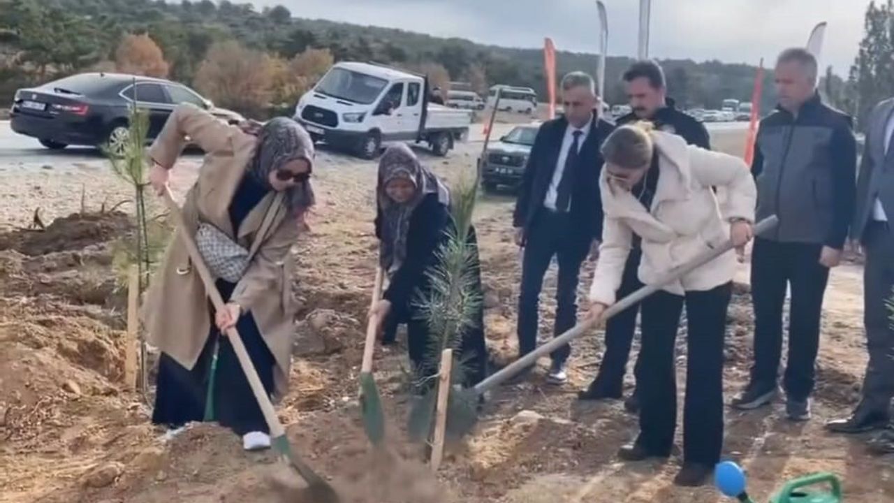 Kütahya’da Şehitler Anısına 400 Fidan Toprakla Buluştu