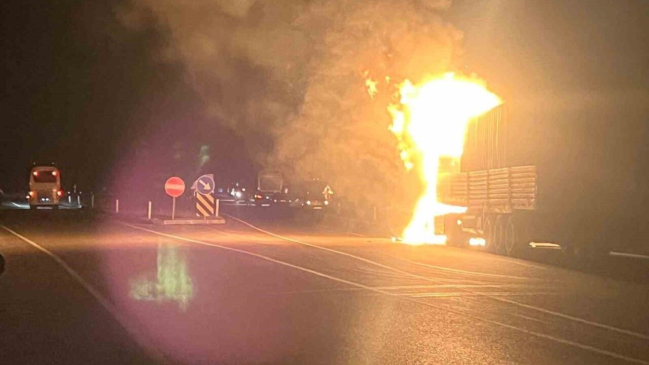 Kütahya’da seyir halindeki tırın motoru alev aldı, araç kullanılamaz hale geldi