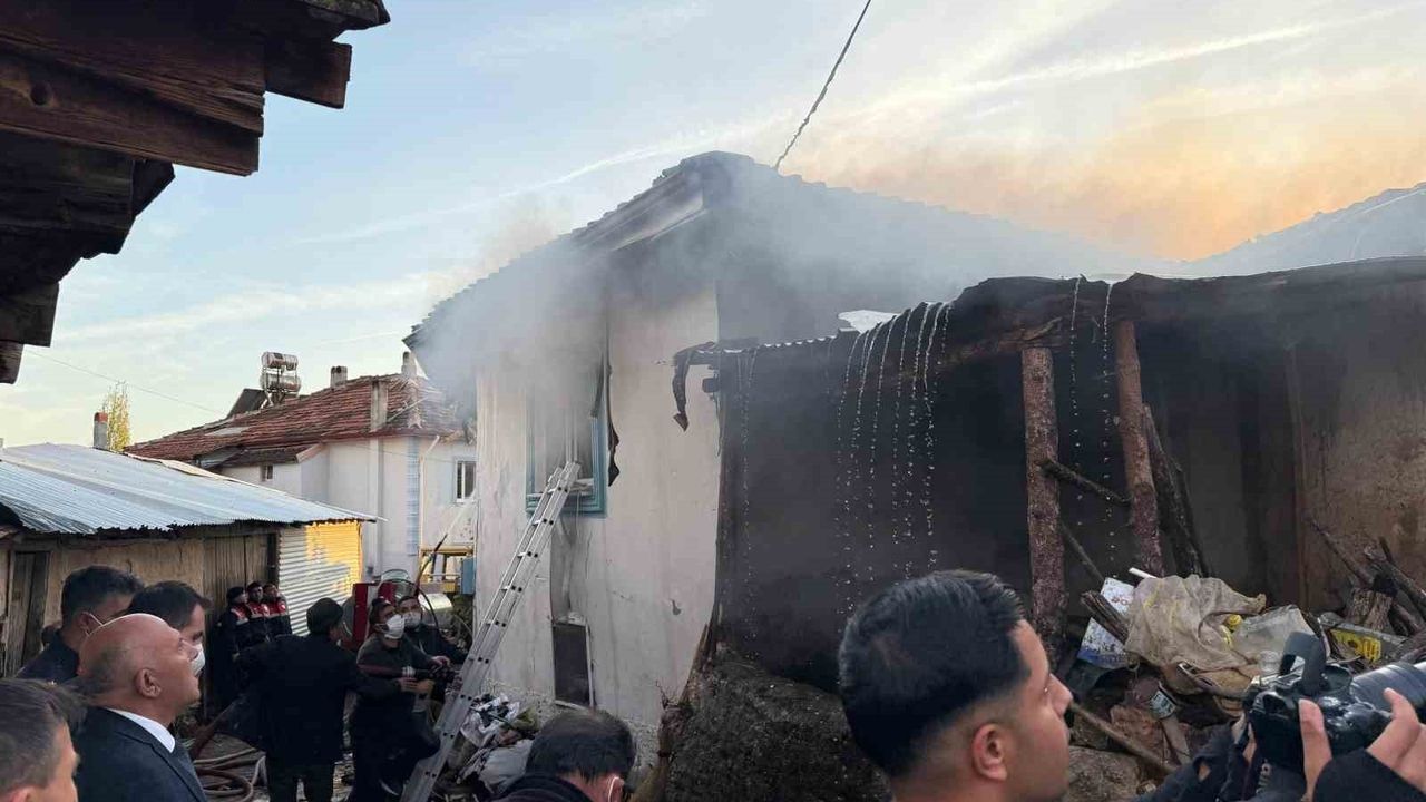 Kütahya'da Yangın Felaketi: İki Ev ve Bir Ahır Yok Oldu